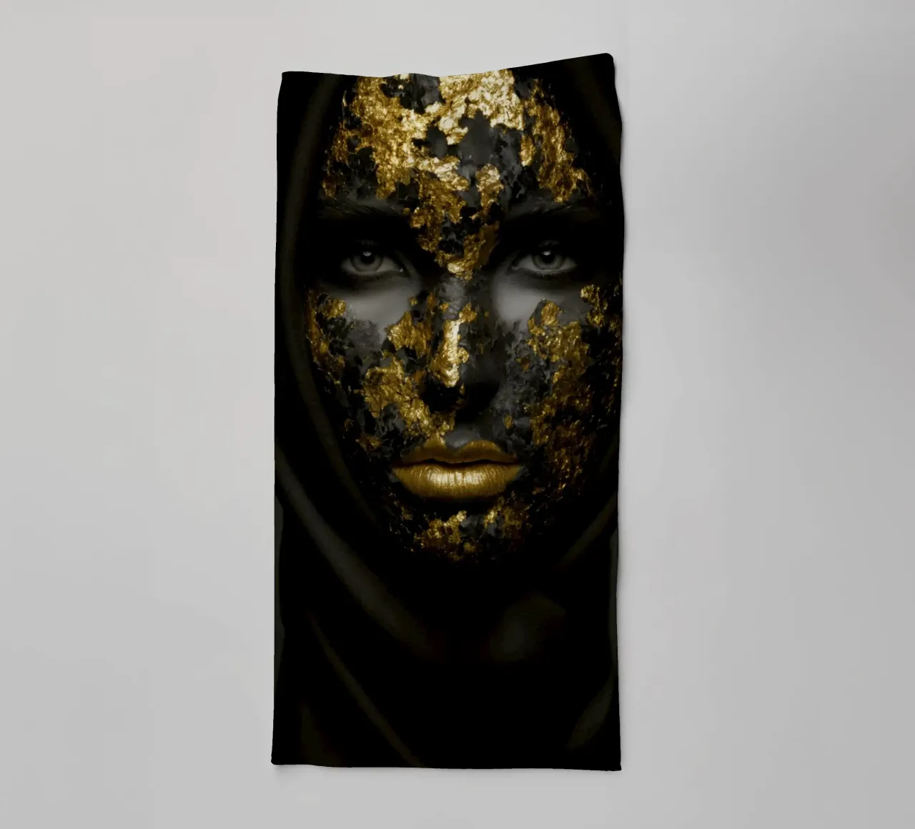 Illusione della maschera d'oro in un profondo contrasto monocromatico asciugamano da bagno da Modern Muse