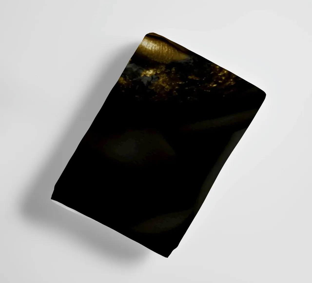 Illusione della maschera d'oro in un profondo contrasto monocromatico asciugamano da bagno da Modern Muse