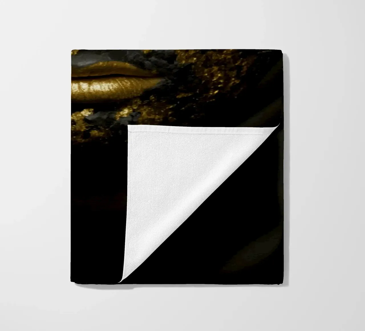 Illusione della maschera d'oro in un profondo contrasto monocromatico telo mare da Modern Muse