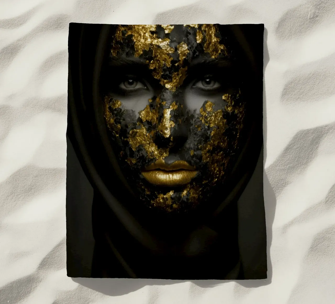 Illusione della maschera d'oro in un profondo contrasto monocromatico telo mare da Modern Muse