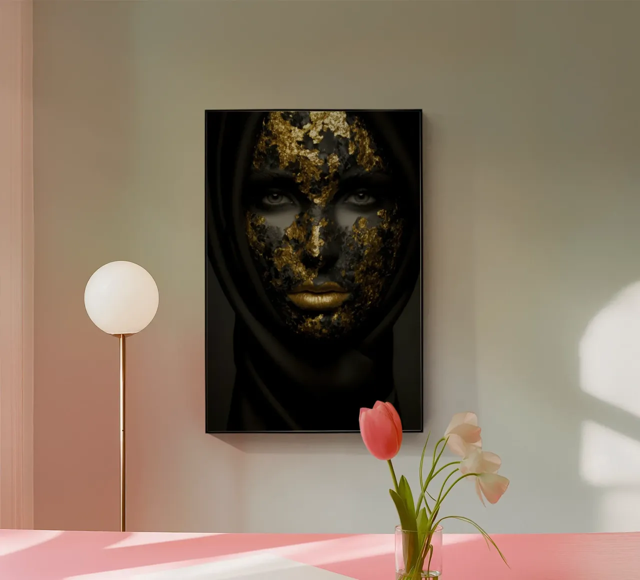 Illusione della maschera d'oro in un profondo contrasto monocromatico plexiglass da Modern Muse