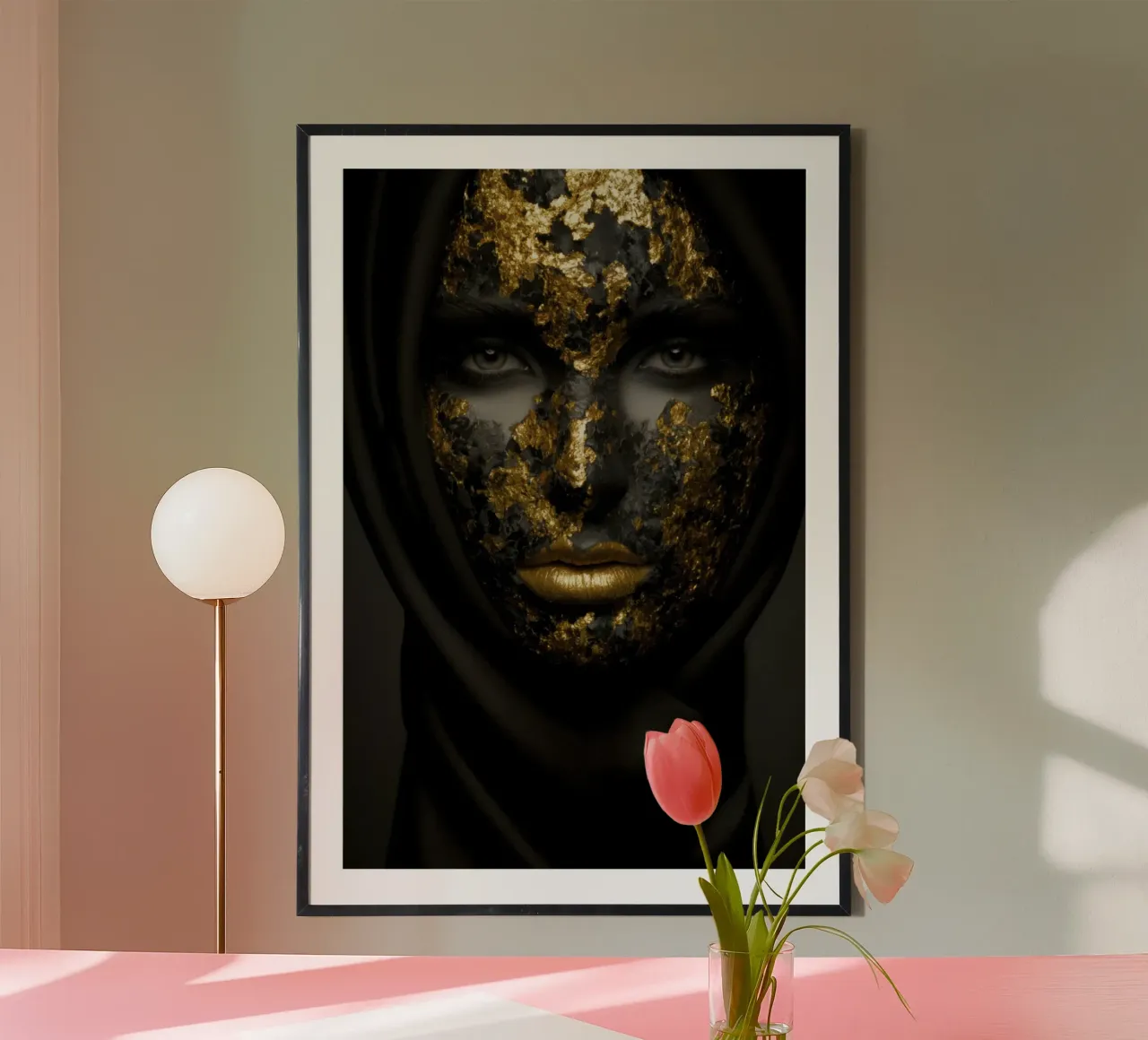 Illusione della maschera d'oro in un profondo contrasto monocromatico carta hahnemühle da Modern Muse