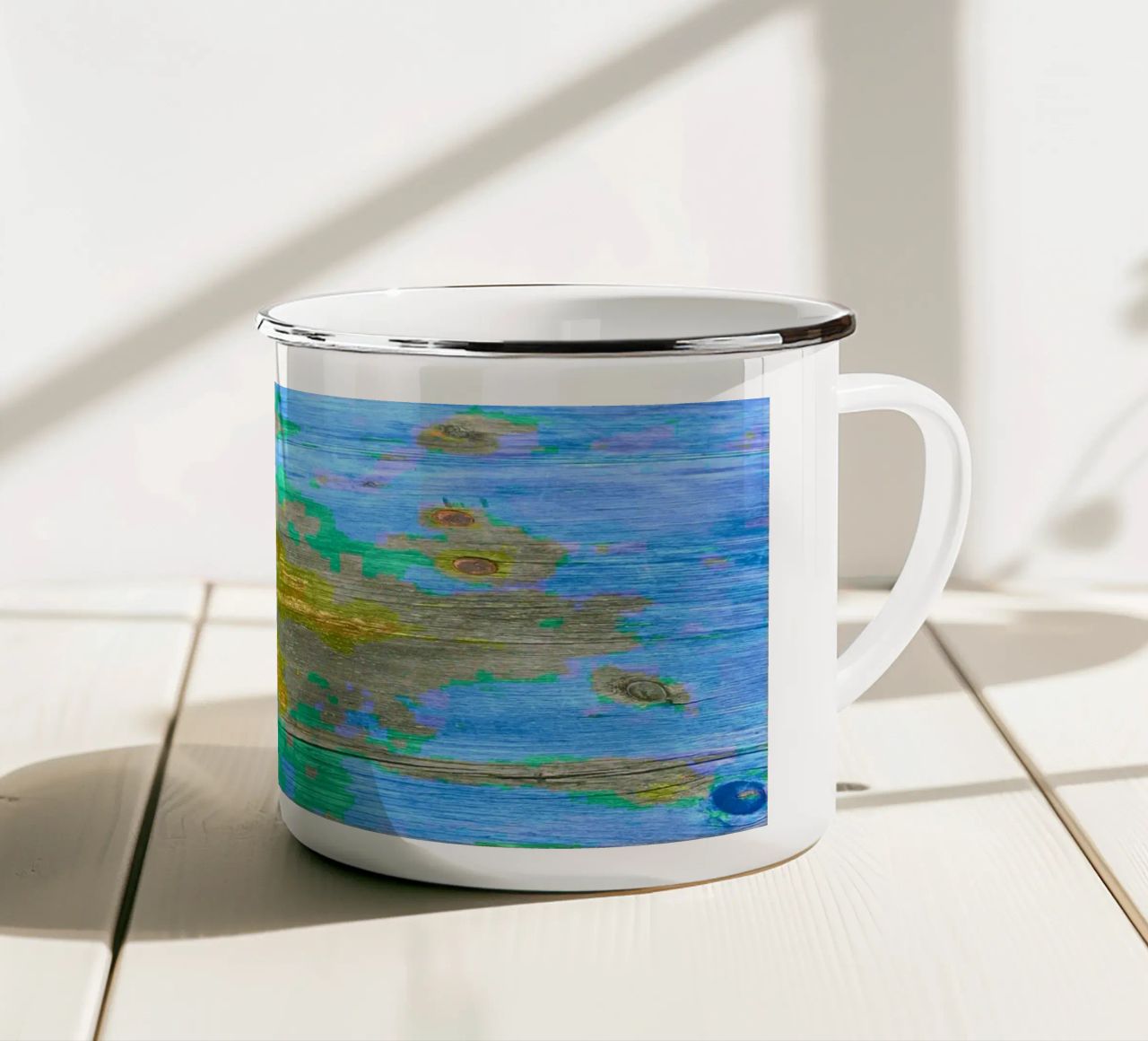 Tavola in legno invecchiato - combinazione di colori cromatici tazza in smalto da Gürsel Yesil Digital Art