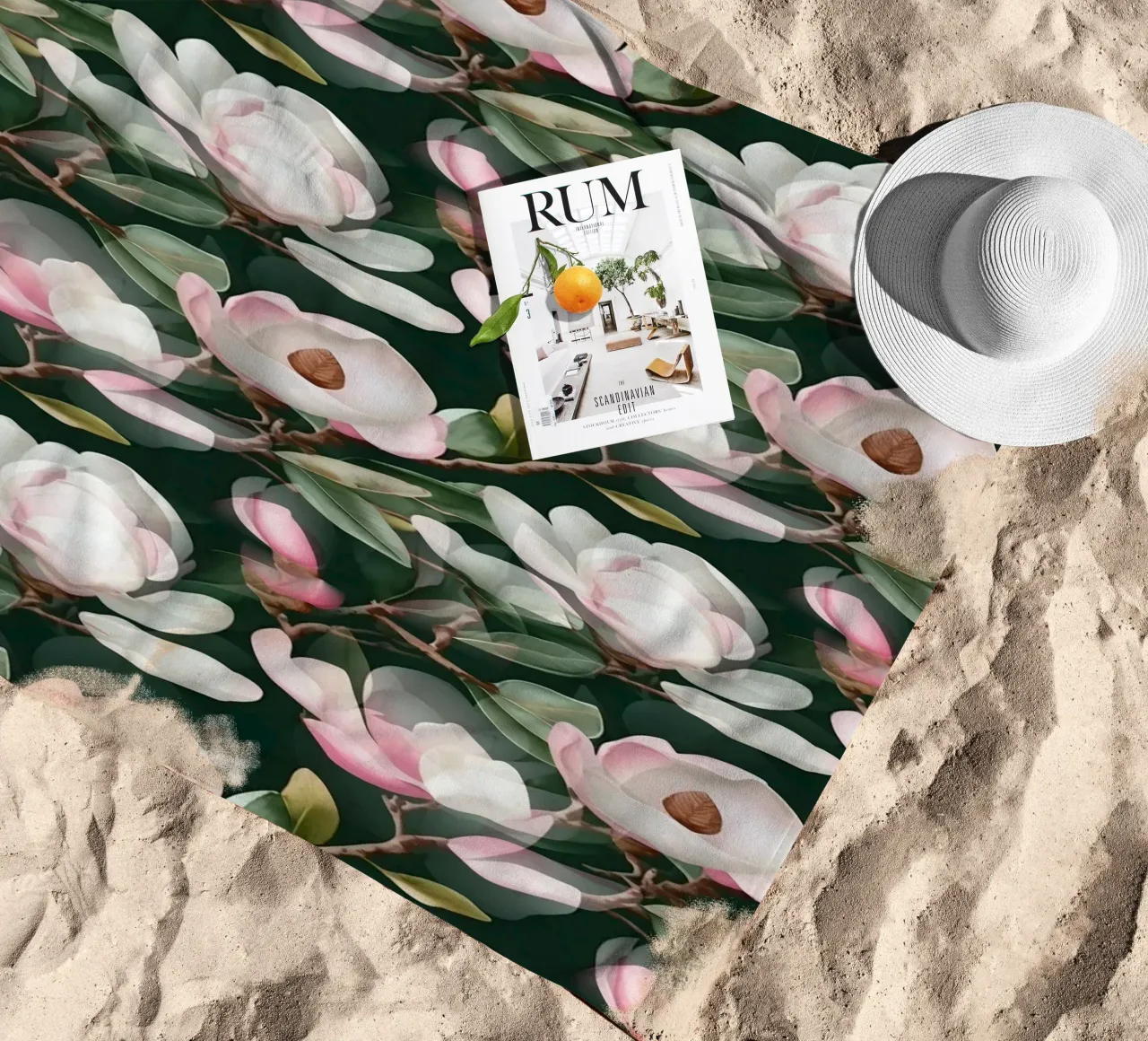 Üppiges Magnoliengrün und Rosa Strandtuch von SilverPegasus