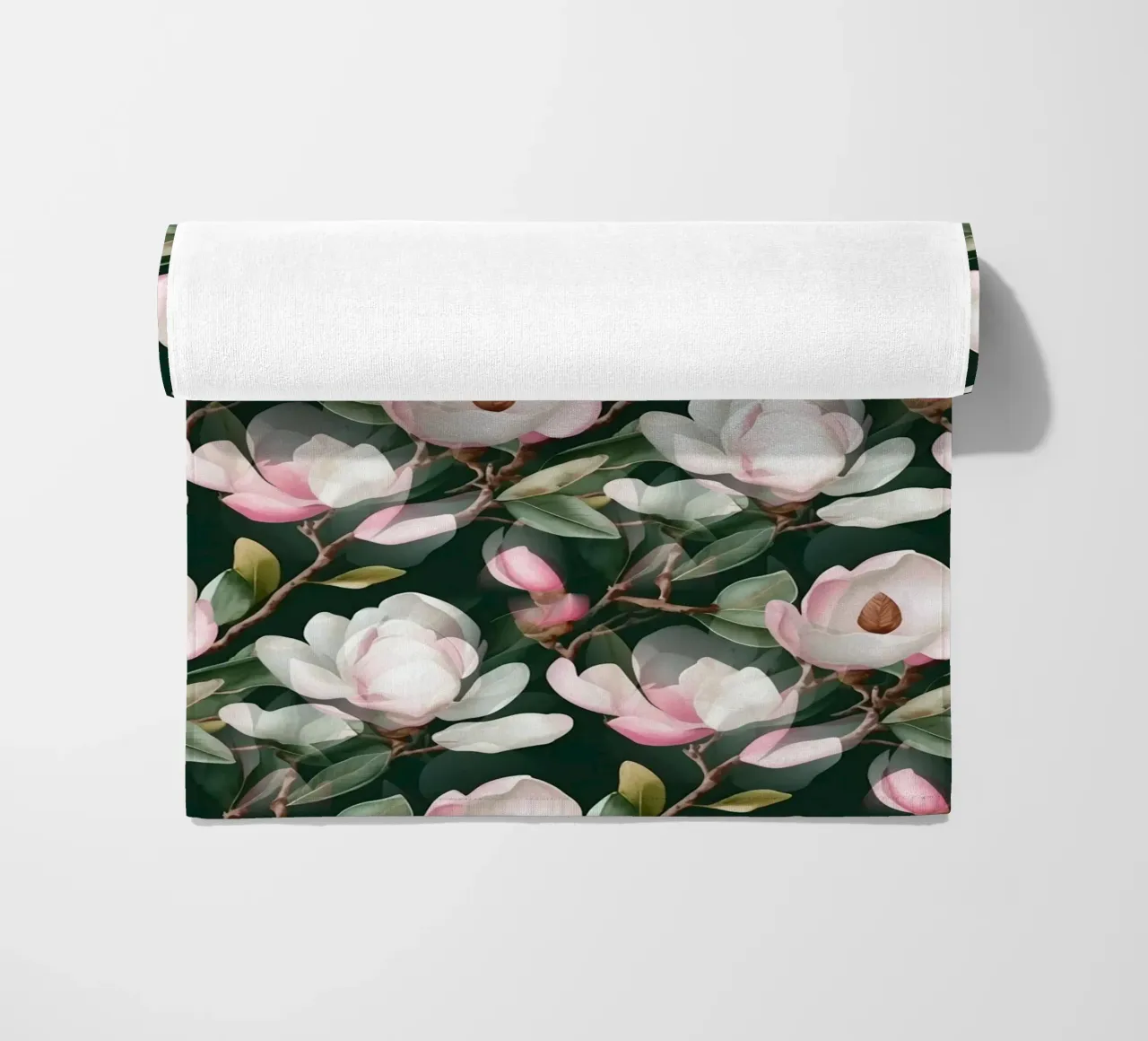 Üppiges Magnoliengrün und Rosa Strandtuch von SilverPegasus