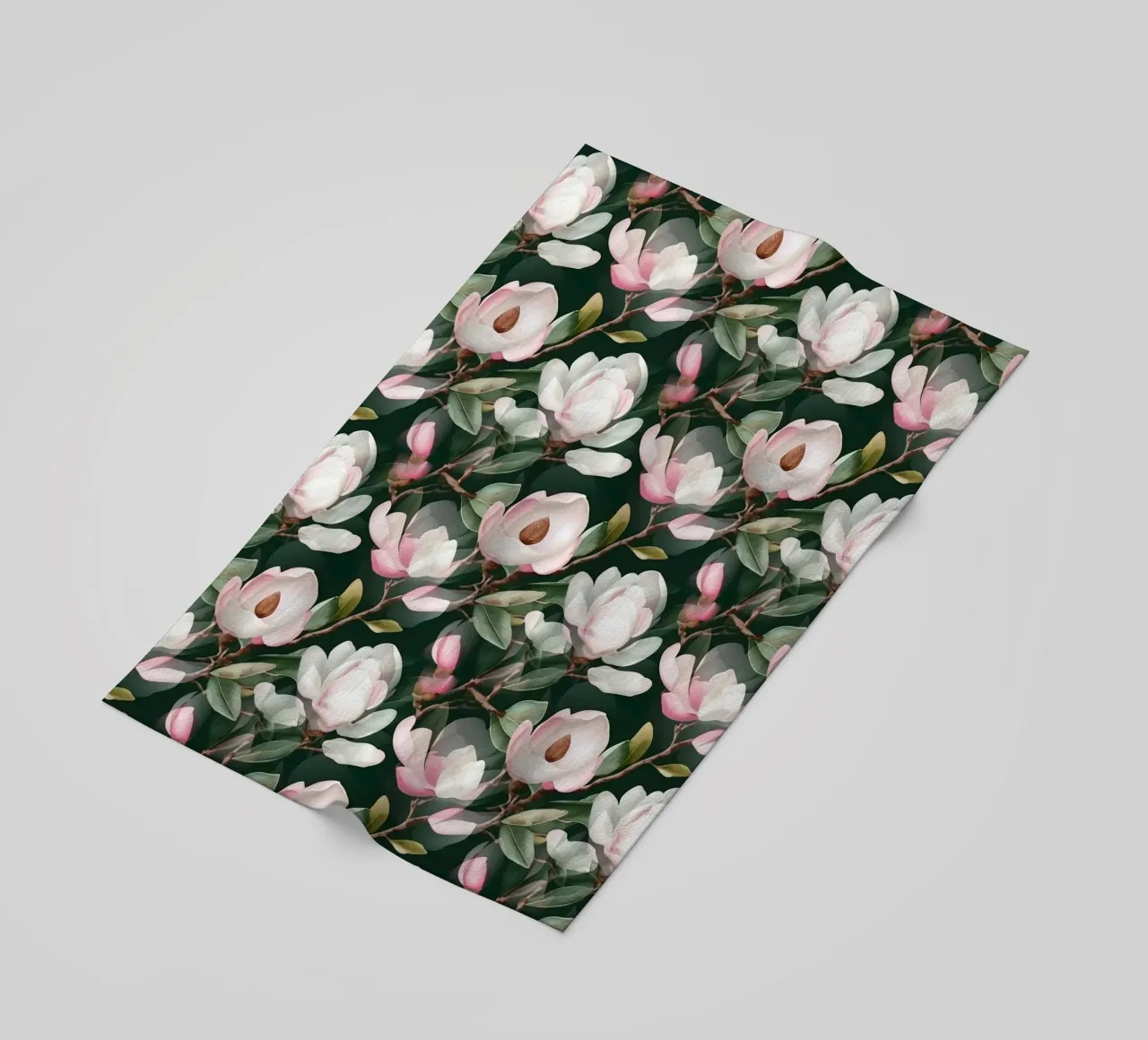 Üppiges Magnoliengrün und Rosa Strandtuch von SilverPegasus