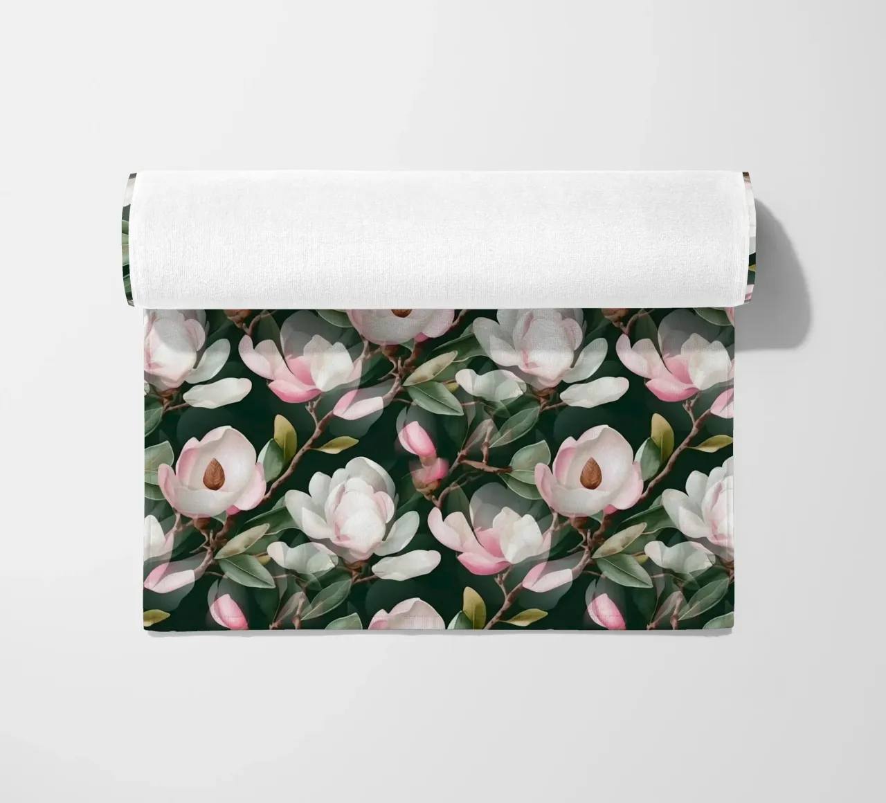 Üppiges Magnoliengrün und Rosa Strandtuch von SilverPegasus
