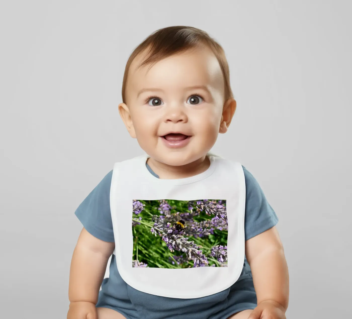 Bij baby slabbetje van Massimo Frascogna