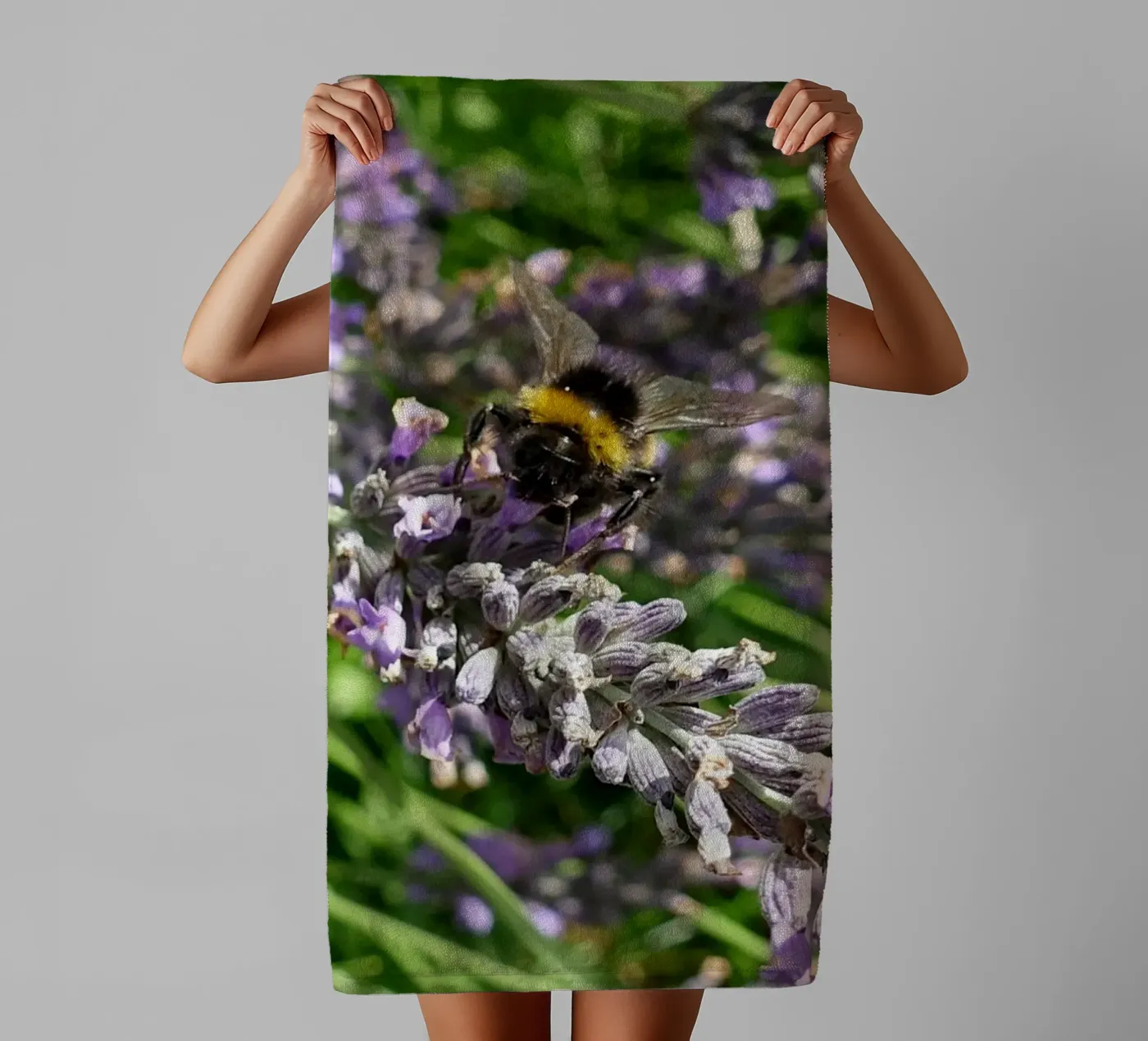 Bij badhanddoek van Massimo Frascogna