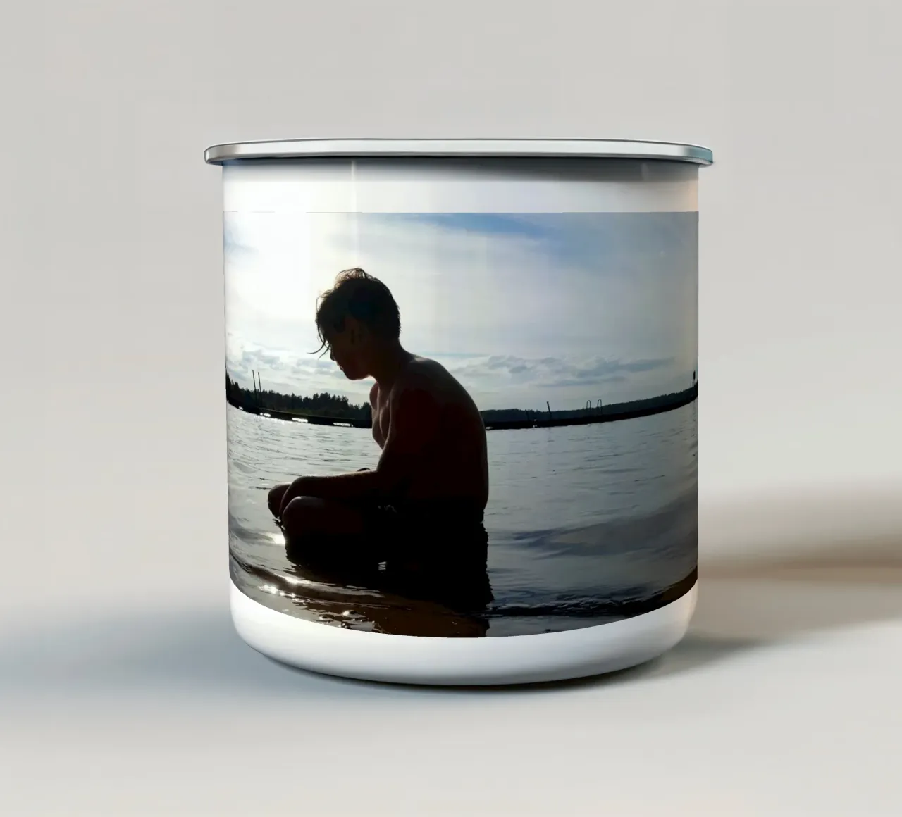 Un ragazzo tazza in smalto da Massimo Frascogna