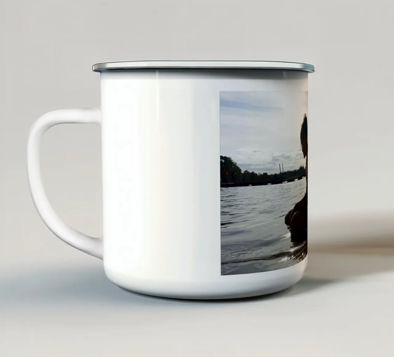 Un ragazzo tazza in smalto da Massimo Frascogna