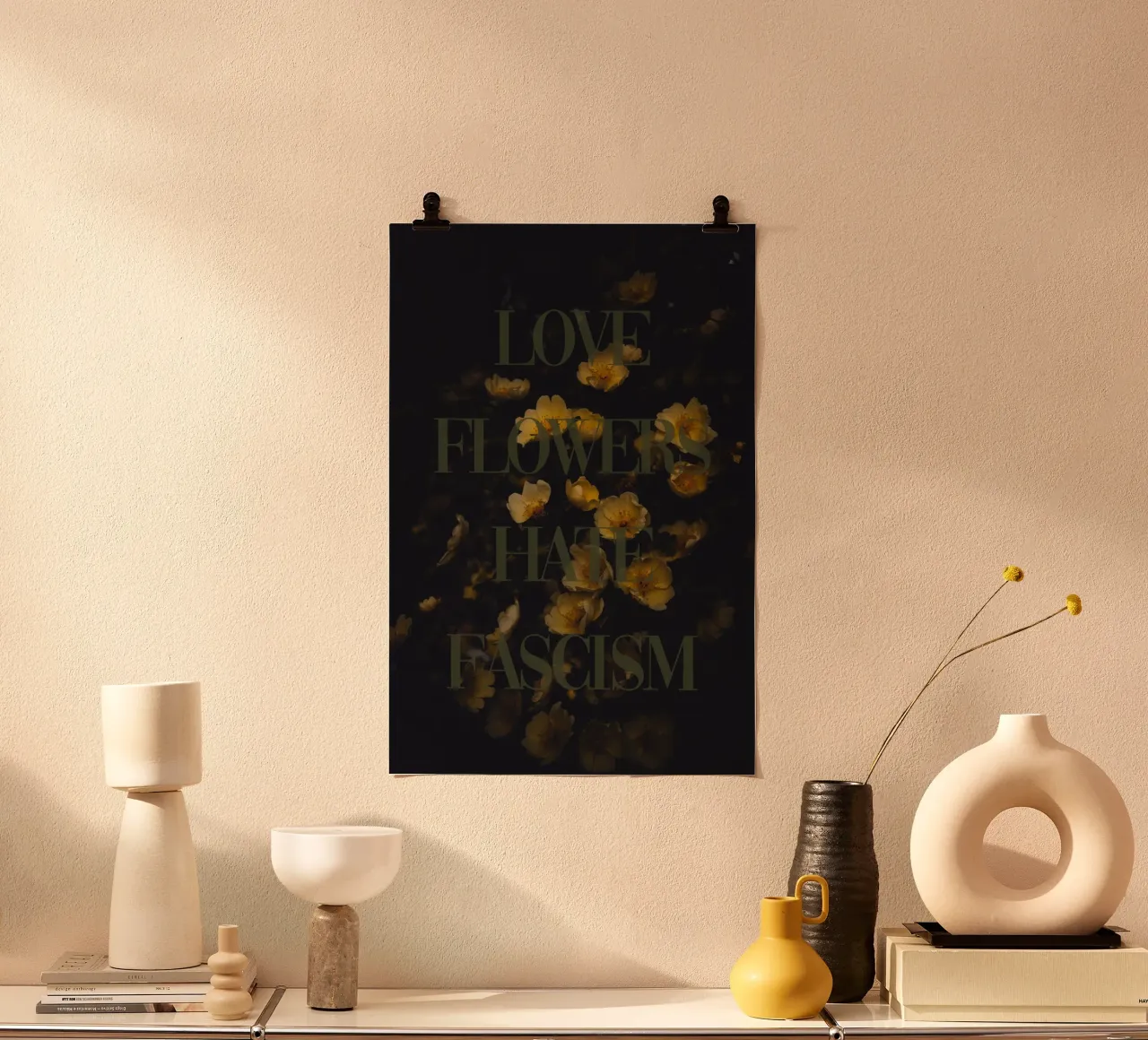 Love Flowers Hate Fascism poster con telaio in plastica da Jule Shnc