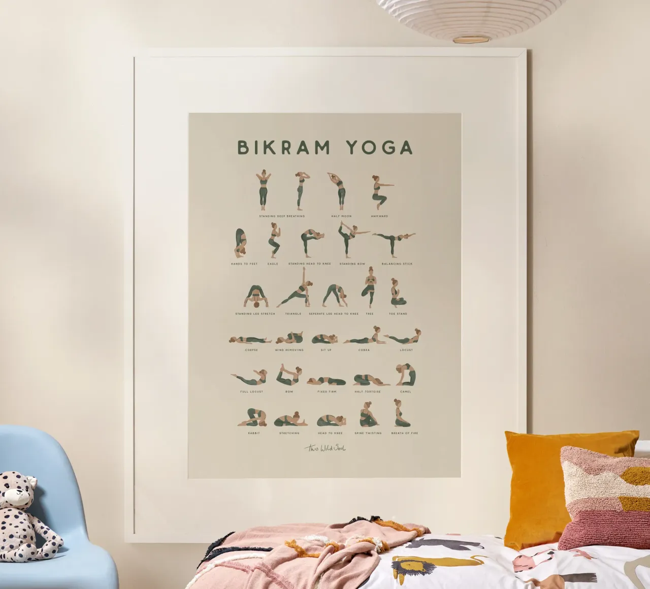 Poster delle pose di Bikram Yoga beige verde con nomi di pose in inglese poster con telaio in legno da This Wild Soul - Illustration