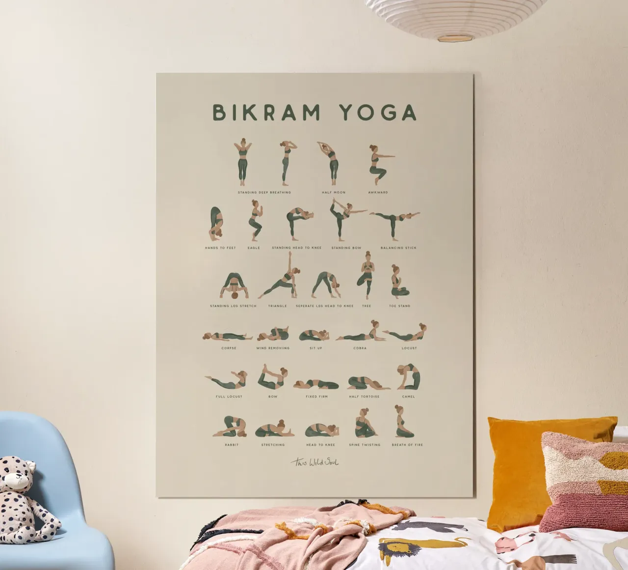 Poster delle pose di Bikram Yoga beige verde con nomi di pose in inglese poster con telaio in legno da This Wild Soul - Illustration