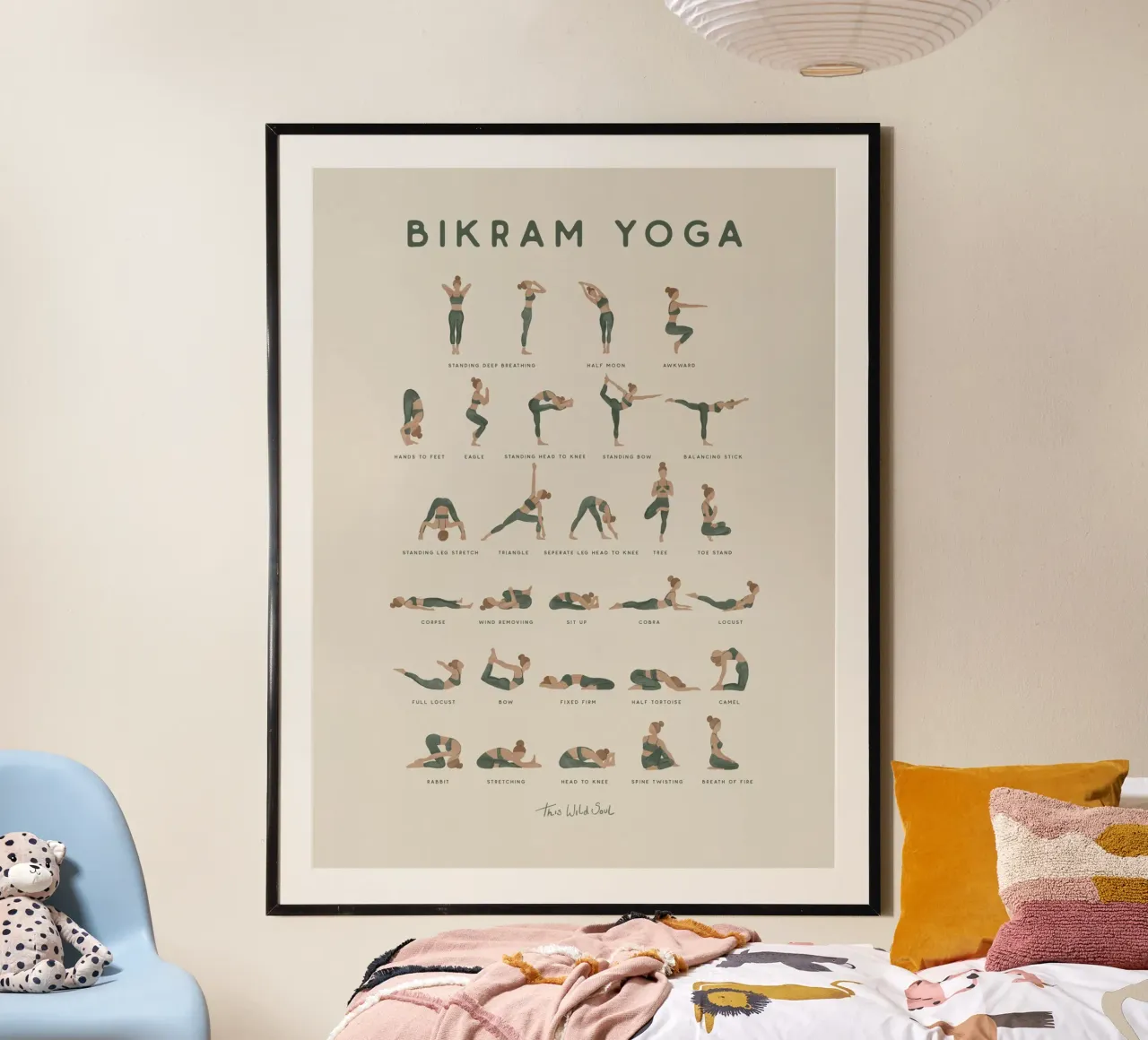 Poster delle pose di Bikram Yoga beige verde con nomi di pose in inglese poster con telaio in legno da This Wild Soul - Illustration