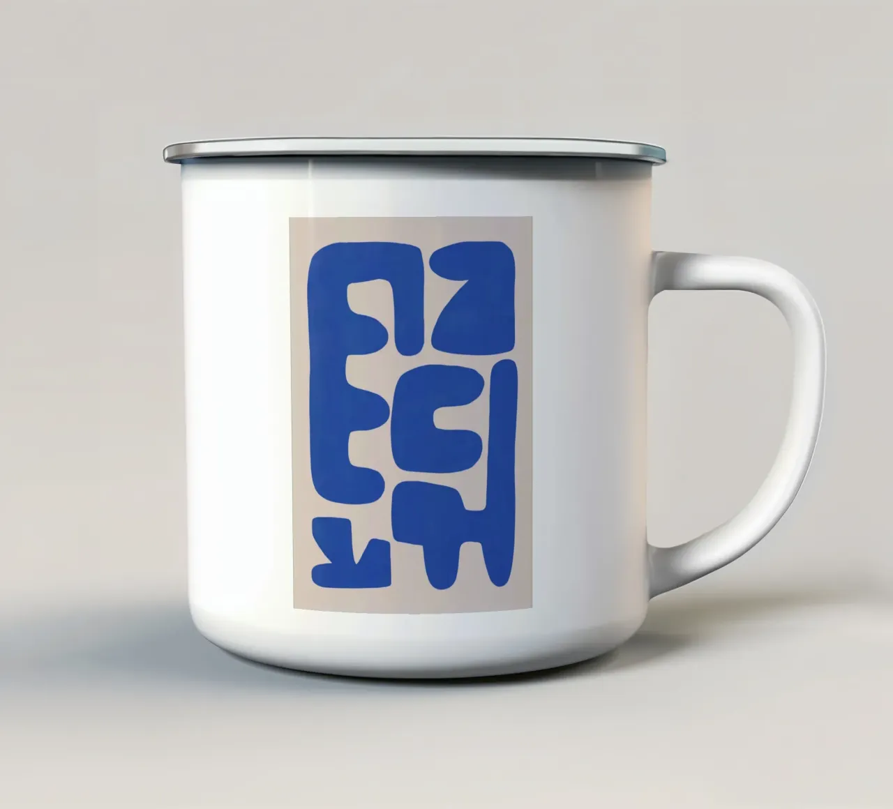 Disposizione di forme irregolari in blu tazza in smalto da Little Dean
