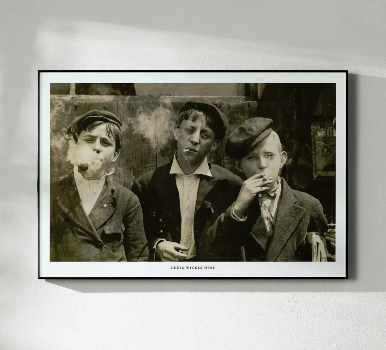 Lewis Wickes Hine - Newsies at Skeeter's Branch, Jefferson near Franklin plexiglass da ARTOTHEK