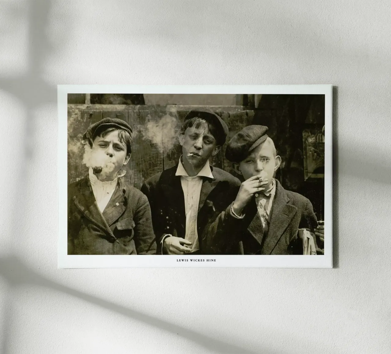 Lewis Wickes Hine - Newsies at Skeeter's Branch, Jefferson near Franklin canvas met Baklijst van ARTOTHEK