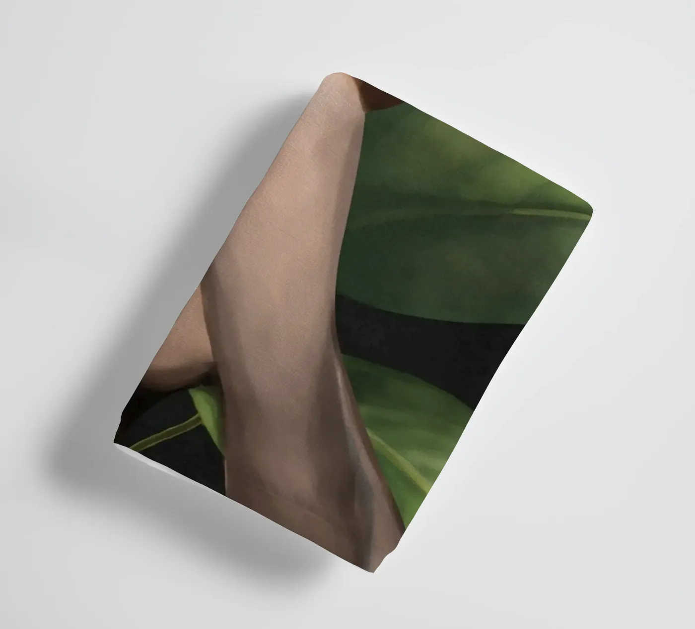 Veiled by Bloom 2 badhanddoek van Nadjaa