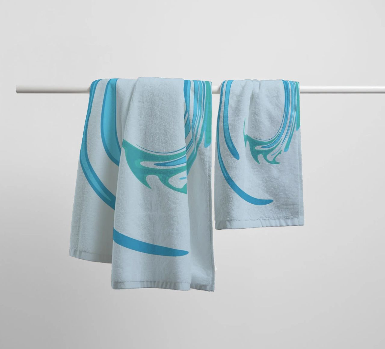Motif tourbillonnant abstrait et dynamique en bleu serviette de bain de Something for you