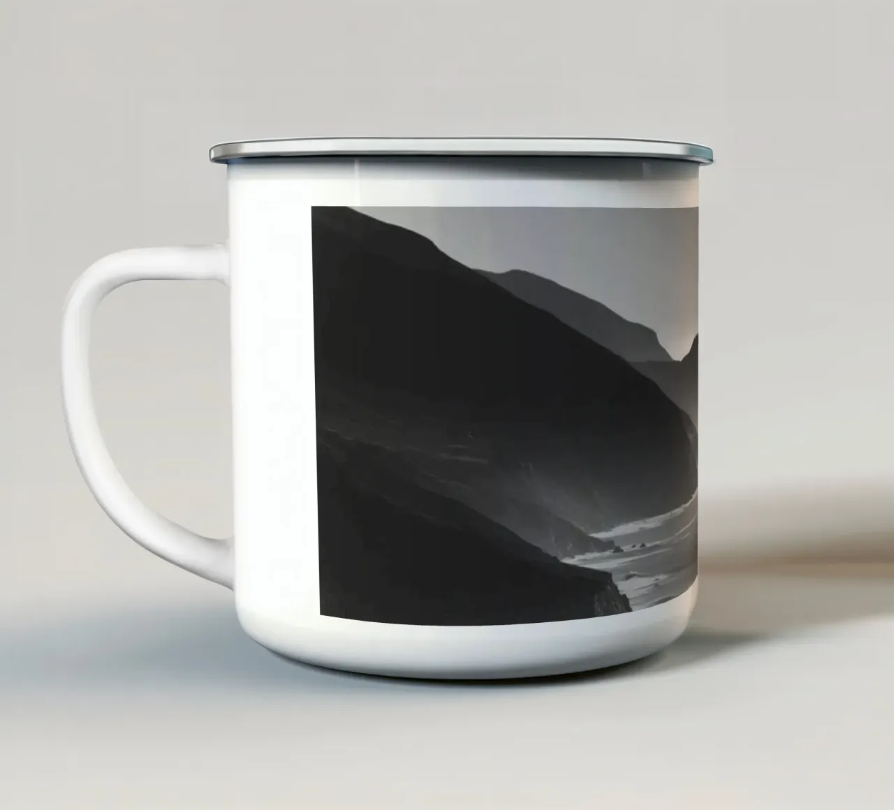 Paesaggio costiero in bianco e nero tazza in smalto da Indigo Tides Art