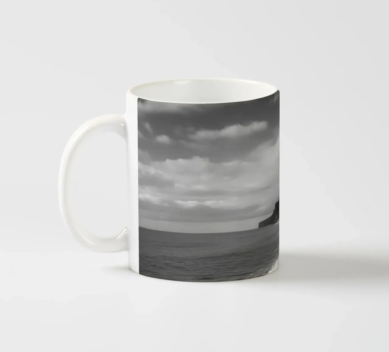 Scogliere costiere in bianco e nero tazza in ceramica da Indigo Tides Art