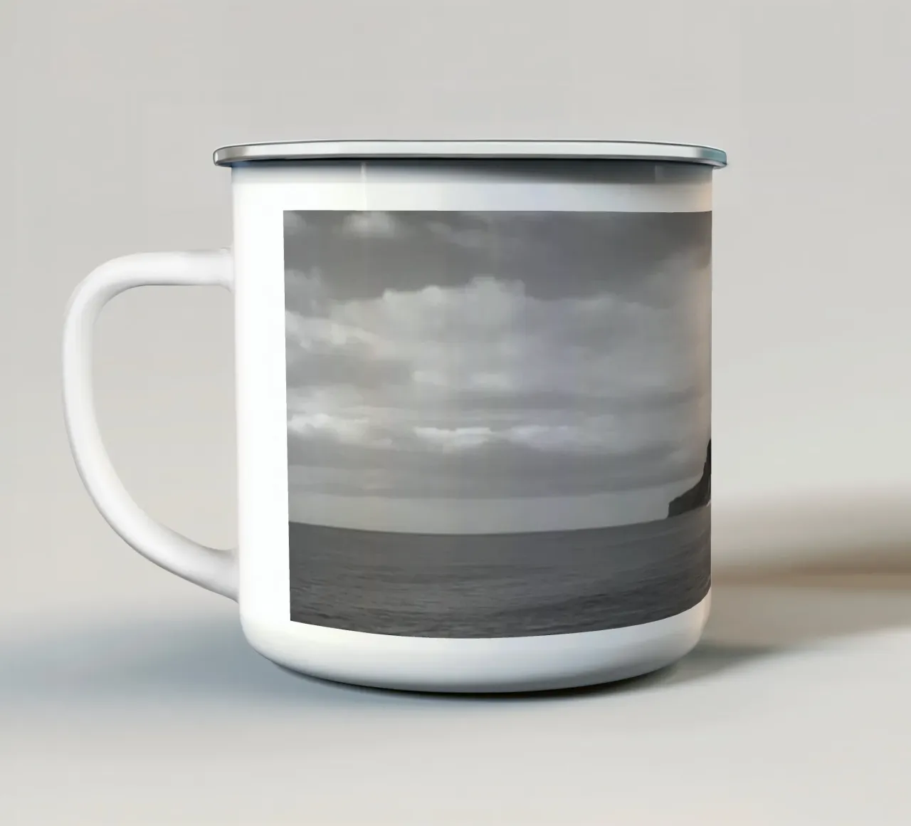 Scogliere costiere in bianco e nero tazza in smalto da Indigo Tides Art