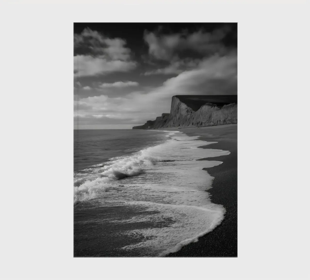 Scogliere costiere in bianco e nero diario da Indigo Tides Art