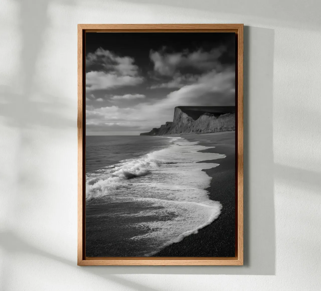 Scogliere costiere in bianco e nero pannello forex da Indigo Tides Art