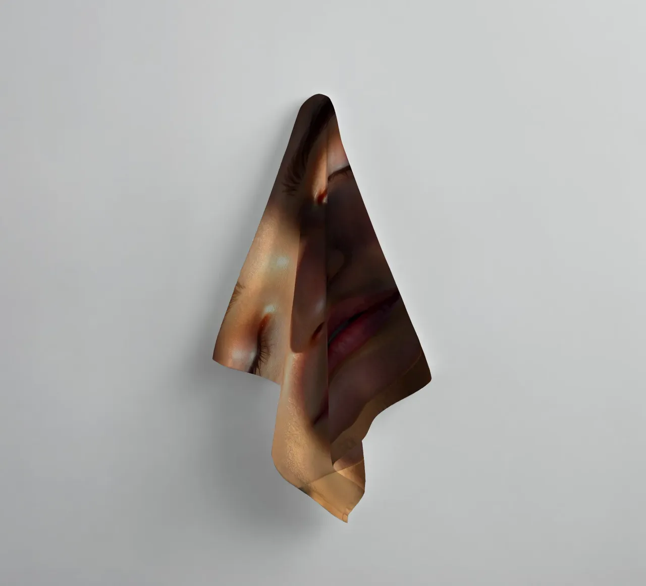 Lumière douce créant des ombres délicates sur un visage serein serviette de bain de DesignDoodle