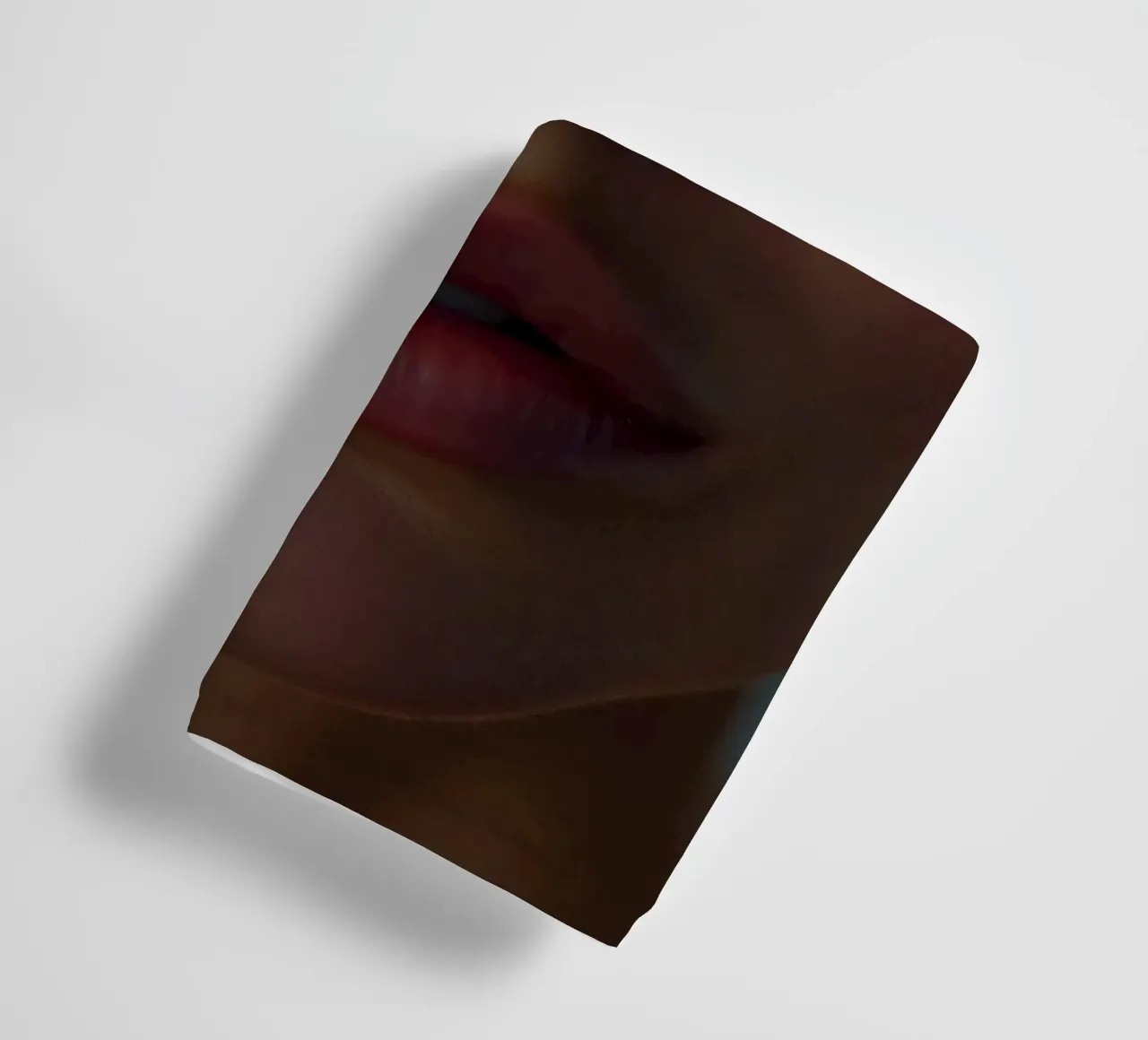 Lumière douce créant des ombres délicates sur un visage serein serviette de bain de DesignDoodle