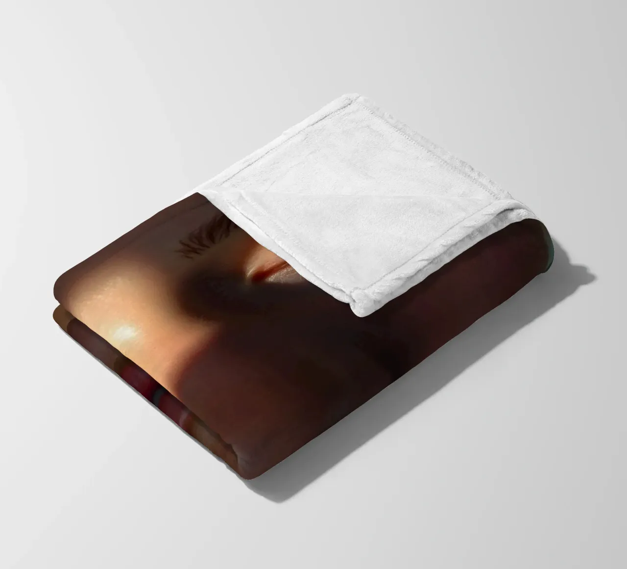 Lumière douce créant des ombres délicates sur un visage serein plaid polaire de DesignDoodle