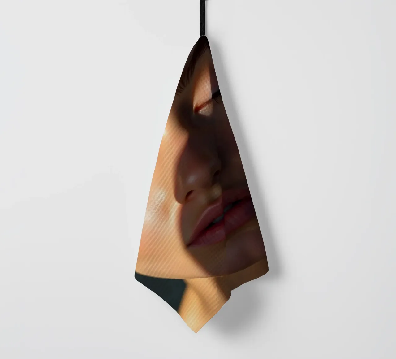 Zacht licht dat delicate schaduwen creëert op een sereen gezicht theedoek van DesignDoodle
