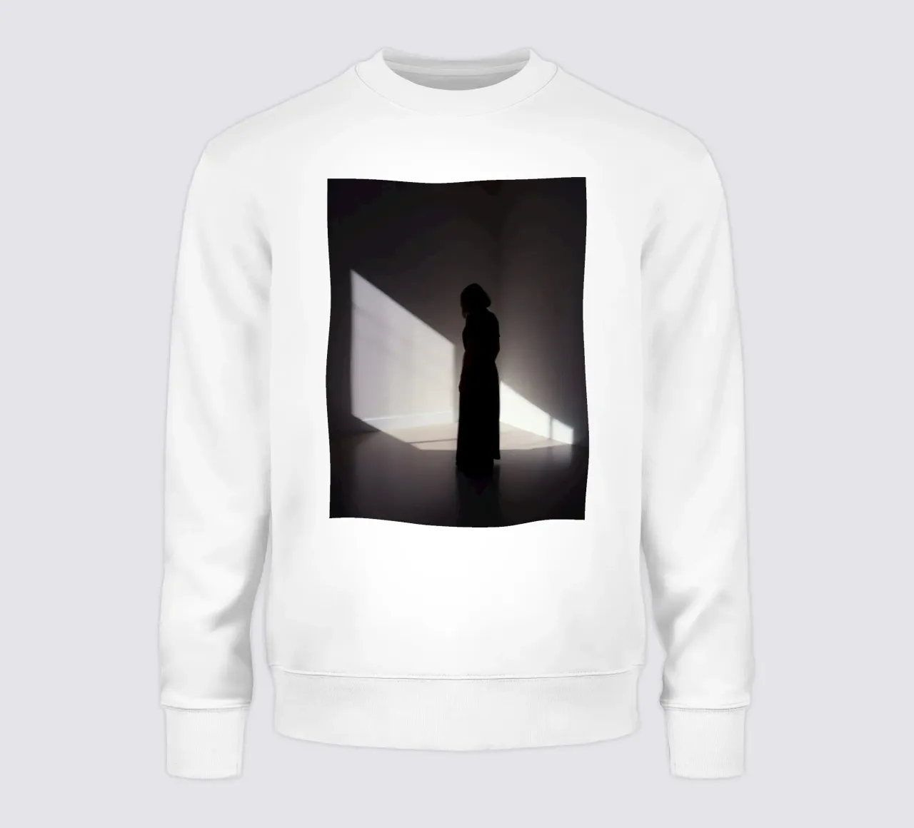 Donna in piedi all'ombra di una luce inquietante felpa da DesignDoodle