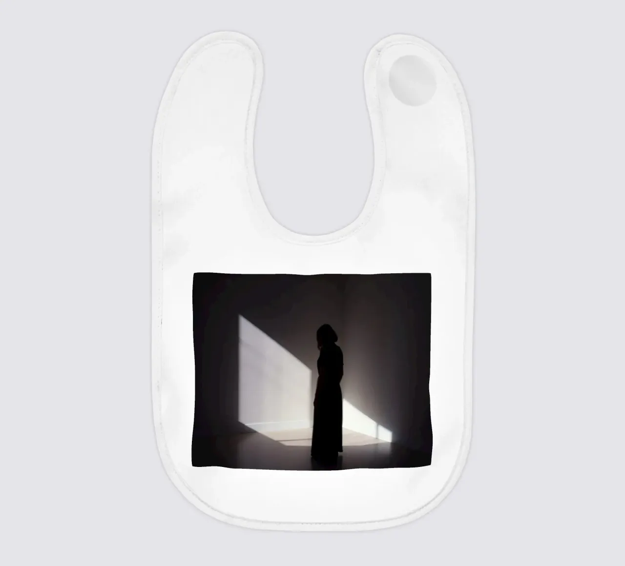 Donna in piedi all'ombra di una luce inquietante bavaglino da DesignDoodle