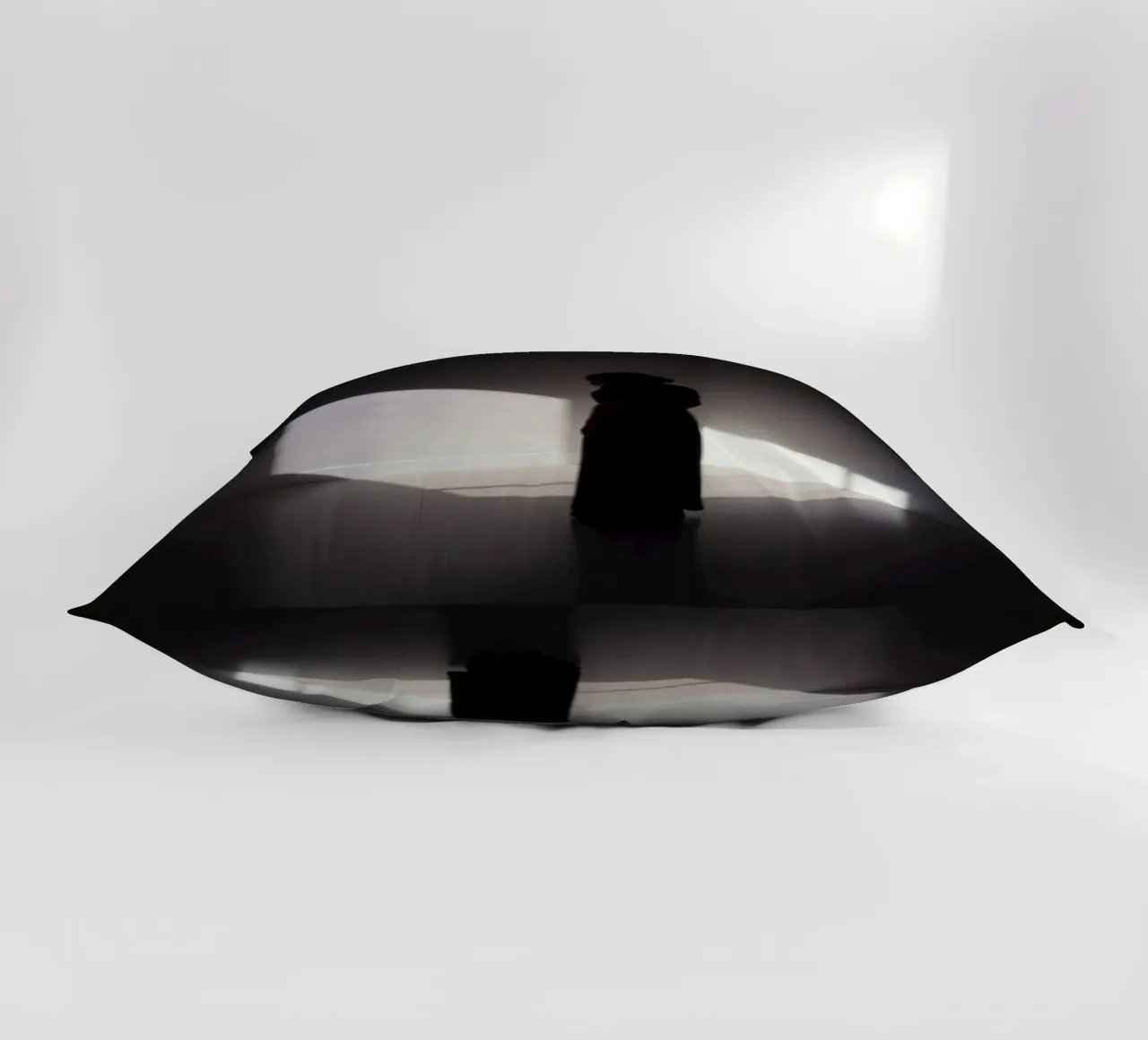 Donna in piedi all'ombra di una luce inquietante cuscino da DesignDoodle