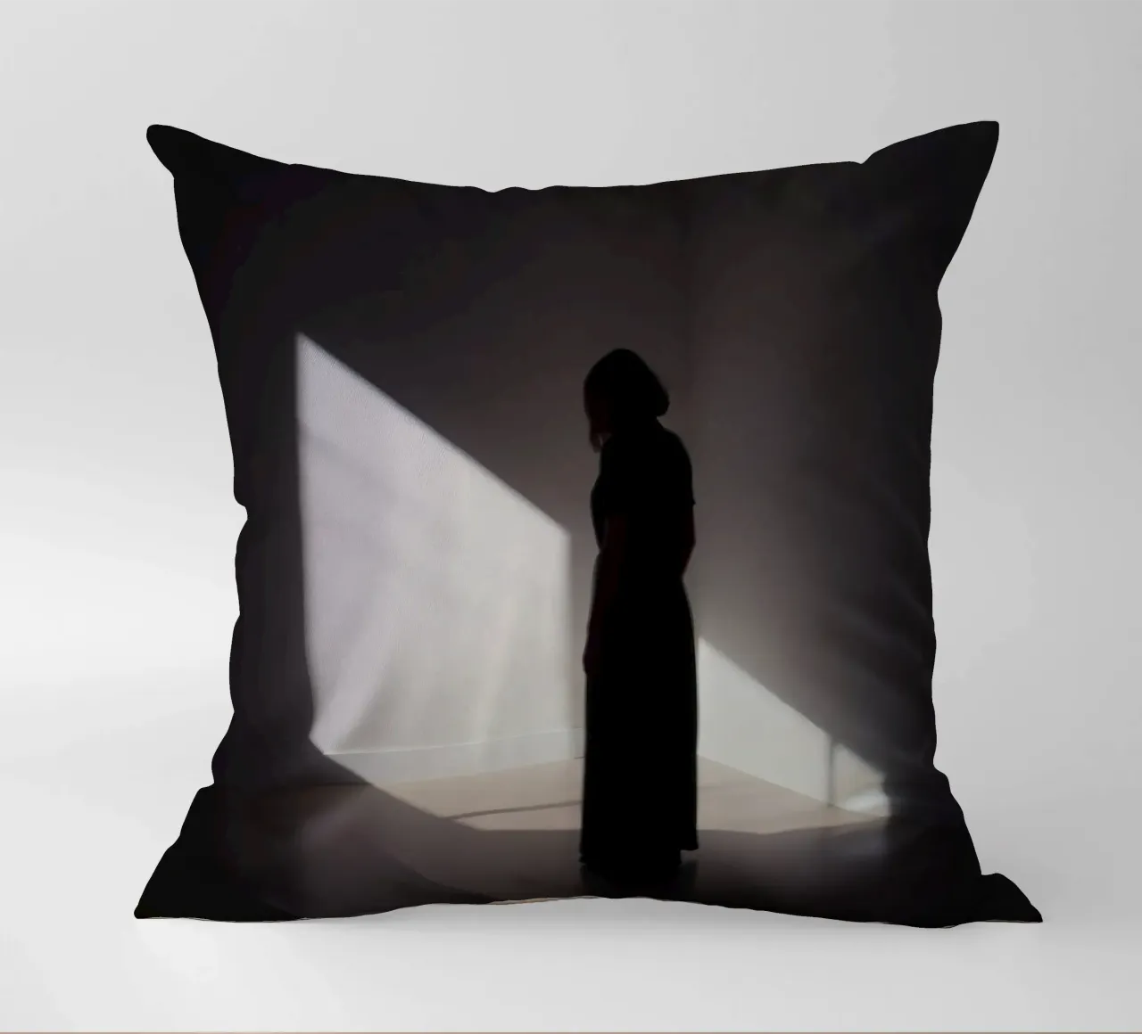 Donna in piedi all'ombra di una luce inquietante cuscino da DesignDoodle