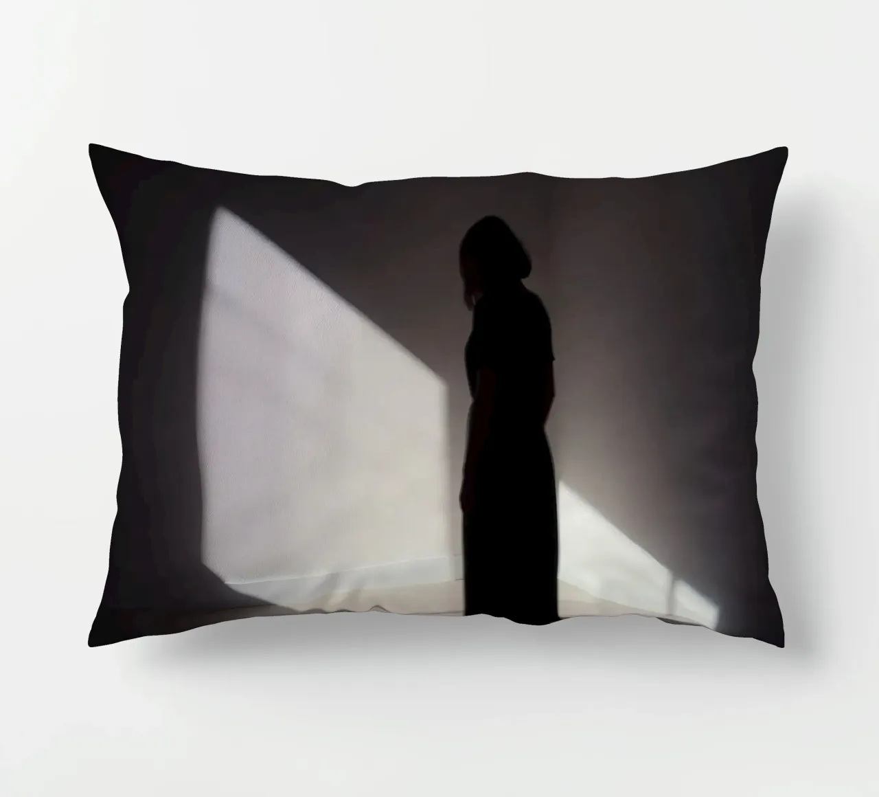 Donna in piedi all'ombra di una luce inquietante cuscino da DesignDoodle