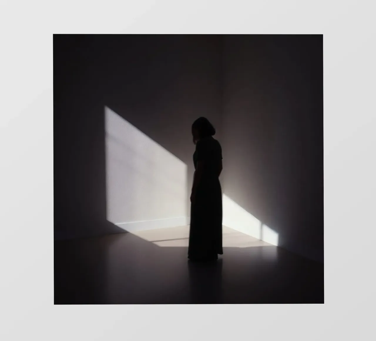 Donna in piedi all'ombra di una luce inquietante telo in pvc da DesignDoodle