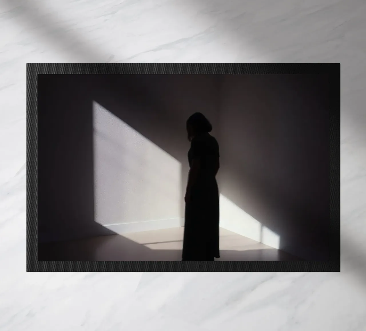 Donna in piedi all'ombra di una luce inquietante zerbino da DesignDoodle
