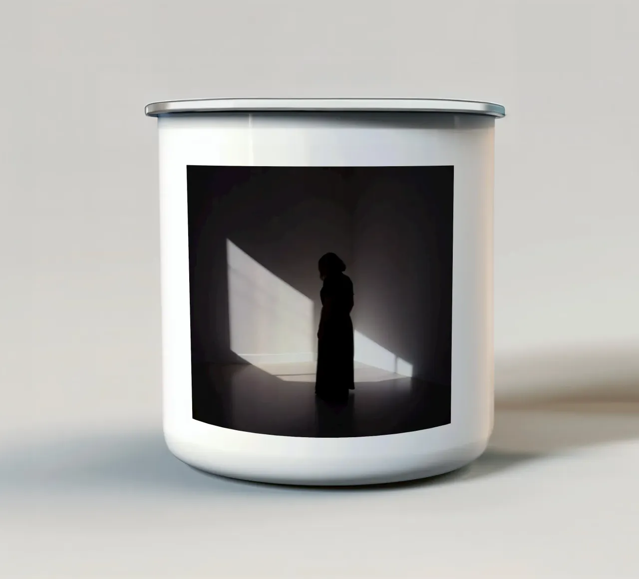 Donna in piedi all'ombra di una luce inquietante tazza in smalto da DesignDoodle