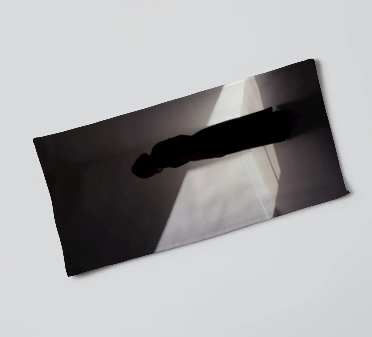 Donna in piedi all'ombra di una luce inquietante asciugamano da bagno da DesignDoodle