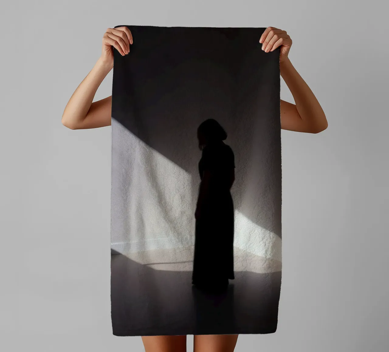 Donna in piedi all'ombra di una luce inquietante asciugamano da bagno da DesignDoodle