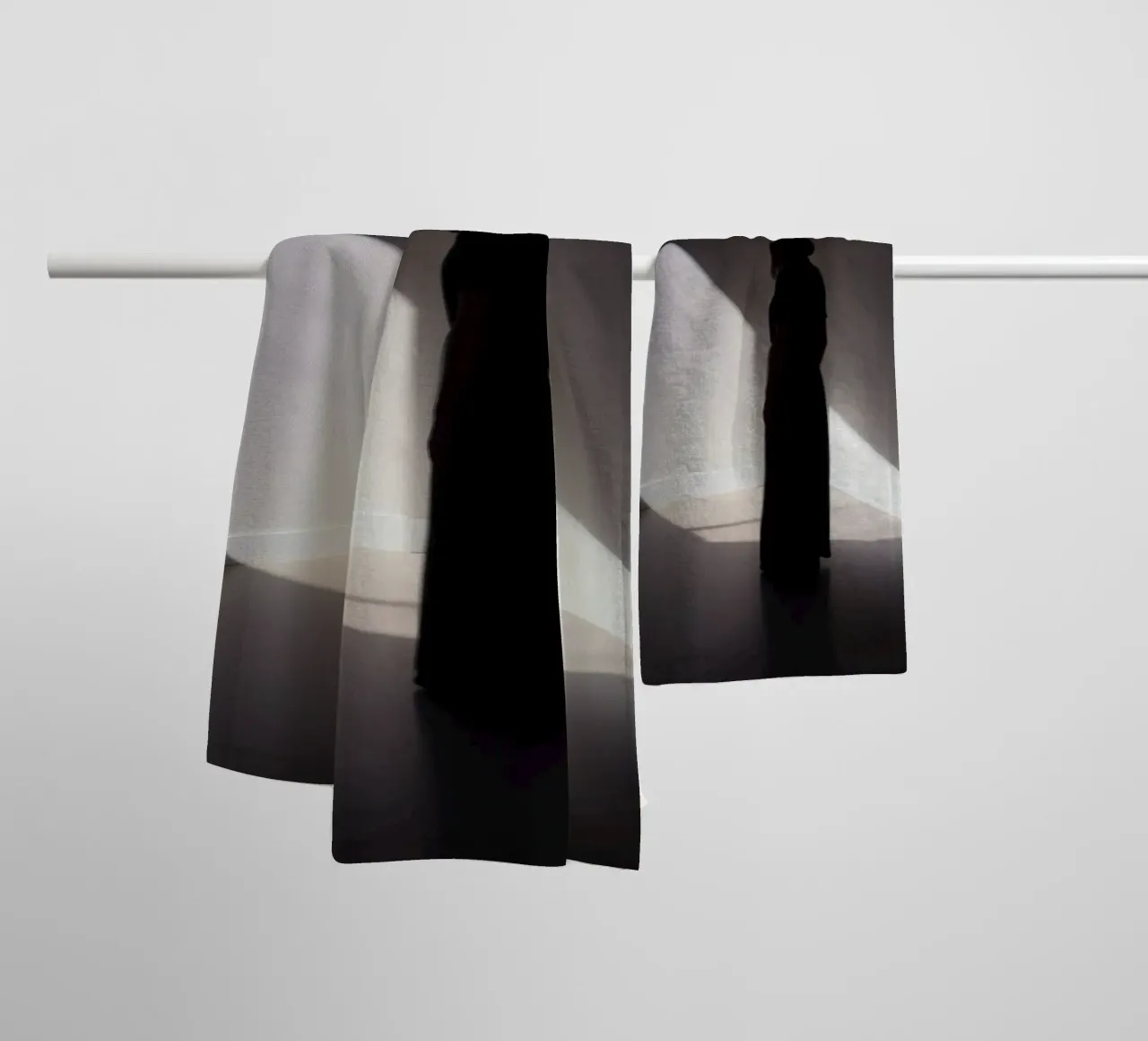 Donna in piedi all'ombra di una luce inquietante asciugamano da bagno da DesignDoodle