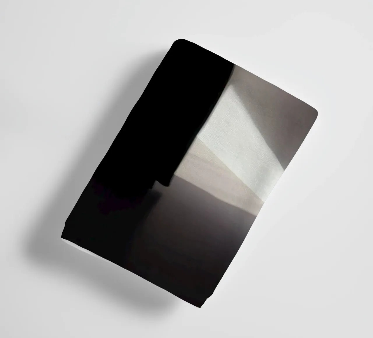 Donna in piedi all'ombra di una luce inquietante asciugamano da bagno da DesignDoodle