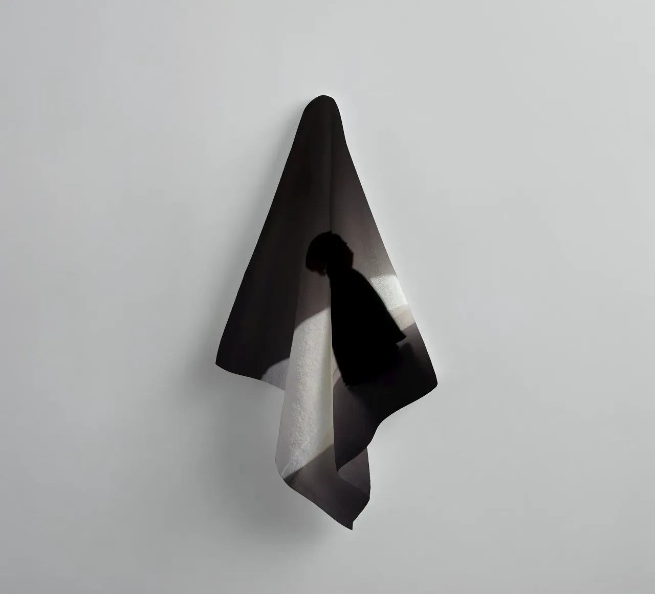 Donna in piedi all'ombra di una luce inquietante asciugamano da bagno da DesignDoodle