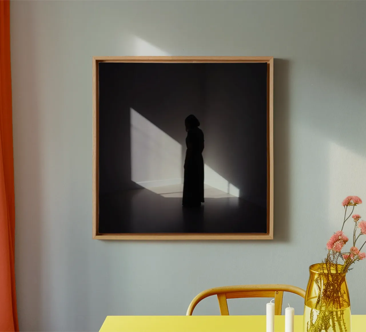Femme debout dans l'ombre d'une ombre qui donne la chair de poule toile de DesignDoodle