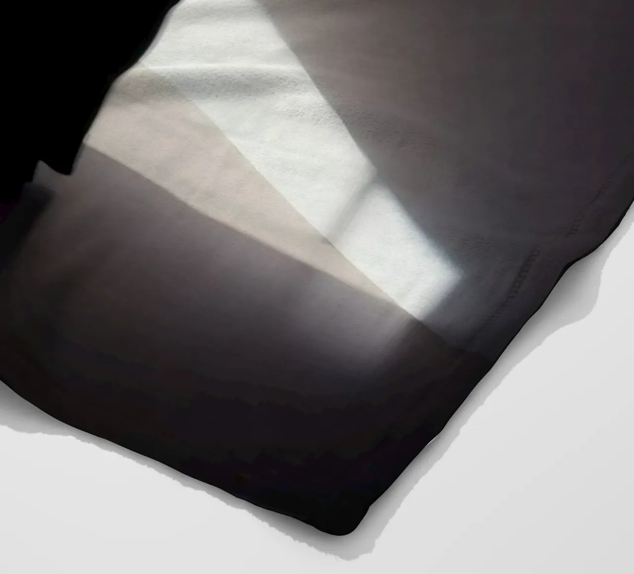 Frau im Schatten stehend unheimlicher Lichtwurf Fleecedecke von DesignDoodle