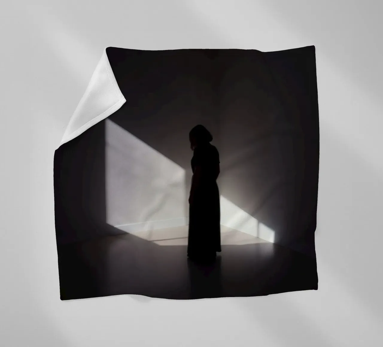 Frau im Schatten stehend unheimlicher Lichtwurf Fleecedecke von DesignDoodle