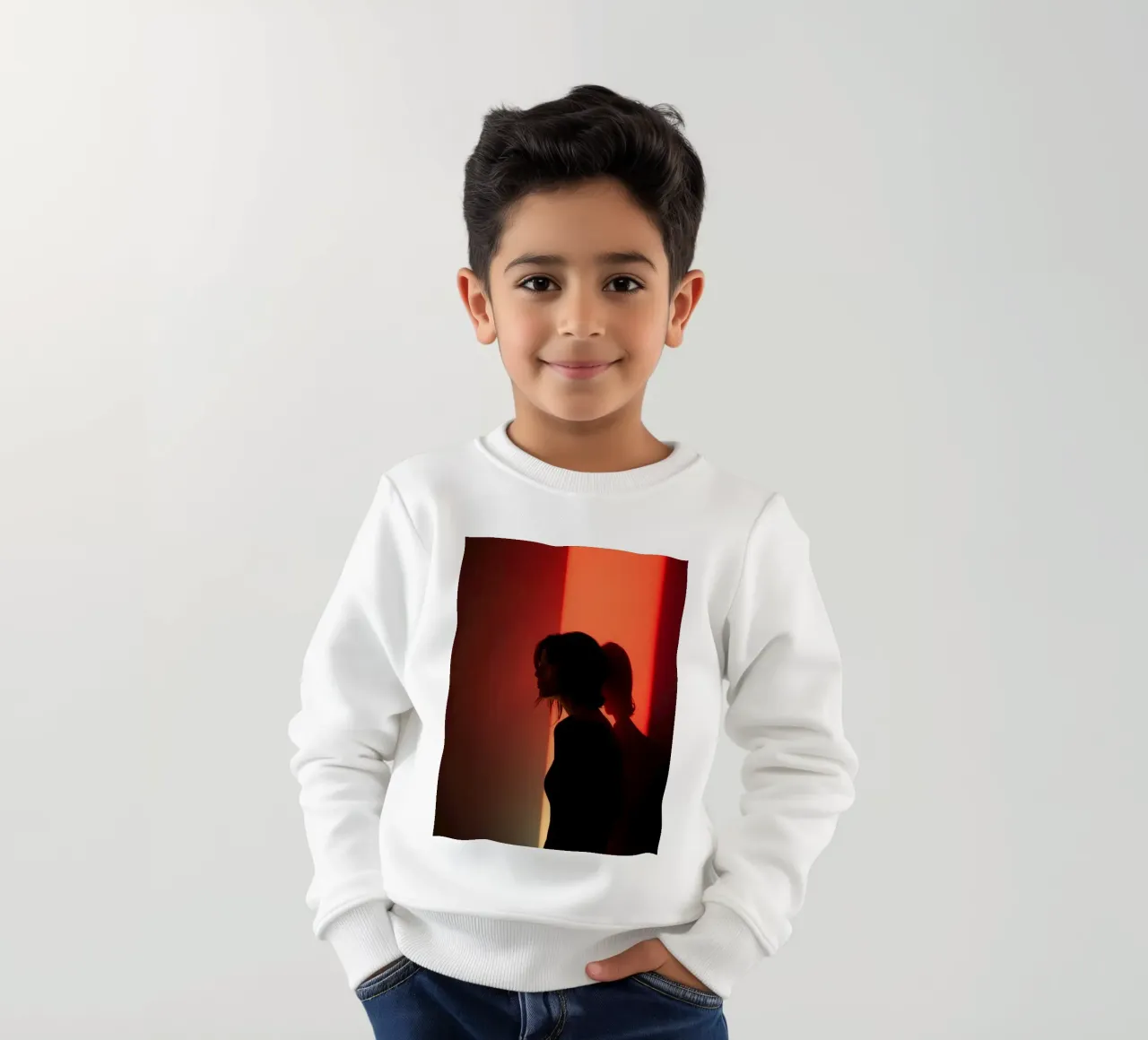 Silueta de una mujer en la luz tenue con fondo de colores sudadera para niño de DesignDoodle